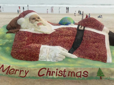 भारतको पूर्वी ओडिशामा स्याउको प्रयोग गरेर बनाइयो विशाल सान्ता क्लज