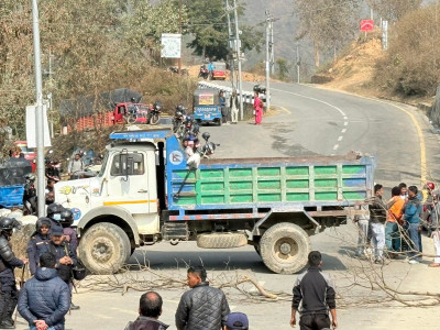 बस दुर्घटनापछि मन्थलीमा यातायात अवरुद्ध, पीडितलाई न्याय दिन माग