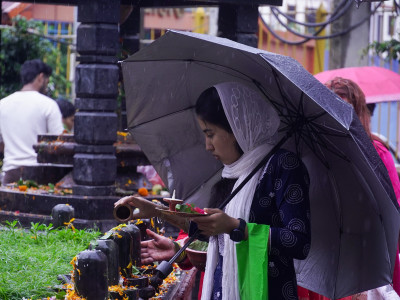 झरीमा रुझ्दै महादेवस्थानको दर्शन (तस्विरहरु)