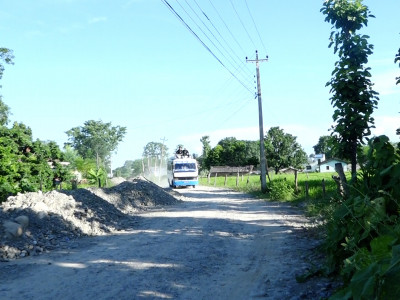 कैलालीको चौकीडाँडा–फल्टूडे सडक अलपत्र, ठेकदारले सहमति पालना नगरेको आरोप