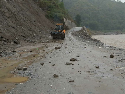 रोशी खोलामा पानीको सतह घटेपछि बिपी राजमार्ग पुन सञ्चालनमा