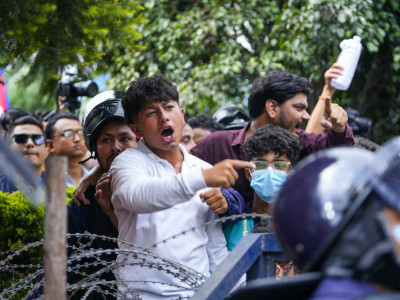 जेनजी को प्रदर्शनमा प्रहरी र प्रदर्शनकारीबीच धकेलाधकेल (तस्बिरहरु)