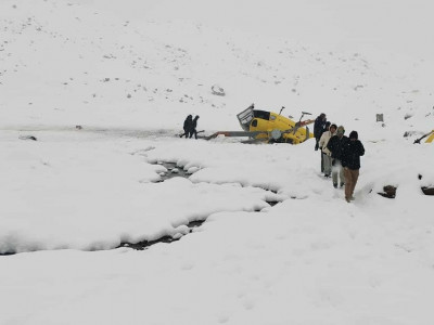 हेलिकप्टर दुर्घटनामा सकुशल रहेका पाइलट खड्कालाई काठमाडौं ल्याइँदै