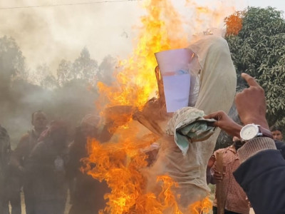 सिरहामा सवारी दुर्घटनाविरुद्ध प्रदर्शन, ठेकेदारको पुतला जलाइयो