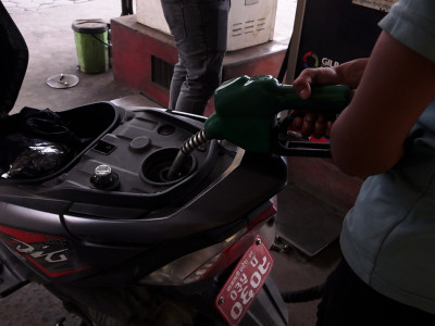 इन्धनमा भारी वृद्धि : पेट्रोल २०२ र डिजेल १७२ रुपैयाँ पुग्यो