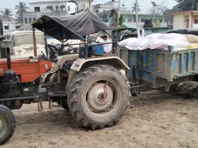 पिकअप गाडी र ट्रयाकटर सहित दुइ चालक पक्राउ