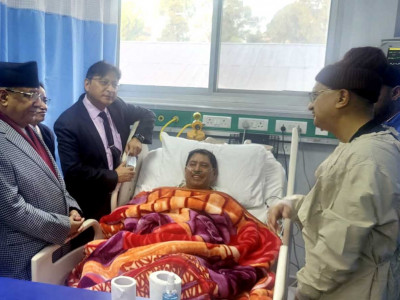उपप्रधानमन्त्री क्षेष्ठको स्वास्थ्य अवस्था बुझ्न अस्पताल पुगे प्रधानमन्त्री प्रचण्ड