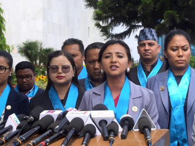 रास्वपा सांसदहरुको प्रश्न : निलो रिबन लगाएर आउँदा हामी कसरी असभ्य ?