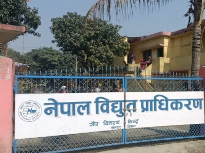 विद्युत महसुल नतिर्नेको धमाधम लाइन काट्दै गौर वितरण केन्द्र