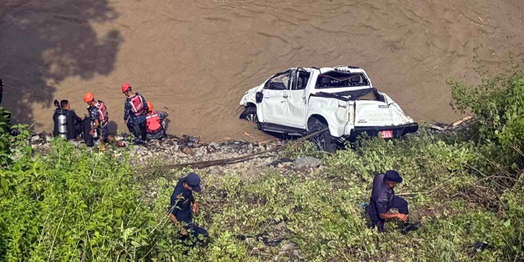 सुनकोसीमा खसेको गाडी भेटियो, नदीमा बेपत्ता तीनजनाको खोजी जारी