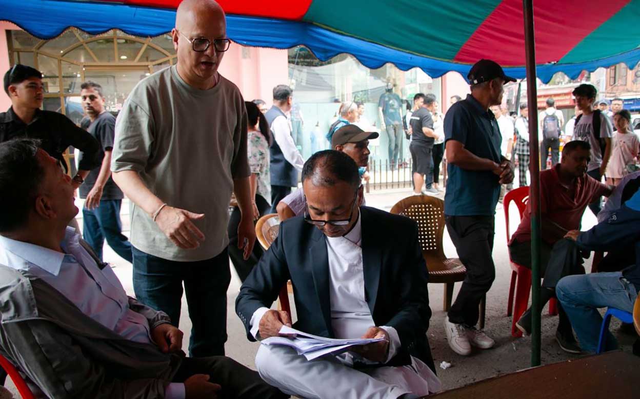 न्युरोडमा फुटपाथ विस्तारको विरोधमा सडकबाटै काम